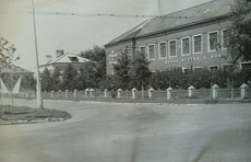Школа №2, на которой было написано: "Ленин всегда с нами".