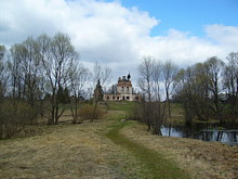 Храм Святого Николая Чудотворца, село Ряполово. Вид через мост над ручьём