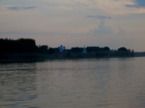 Озеро Святое. Вид на посёлок Мугреевский летней ночью